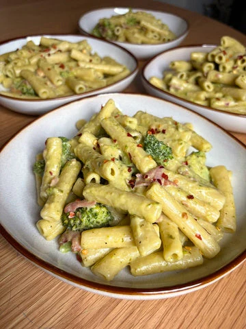 Pesto bacon & broccoli pasta