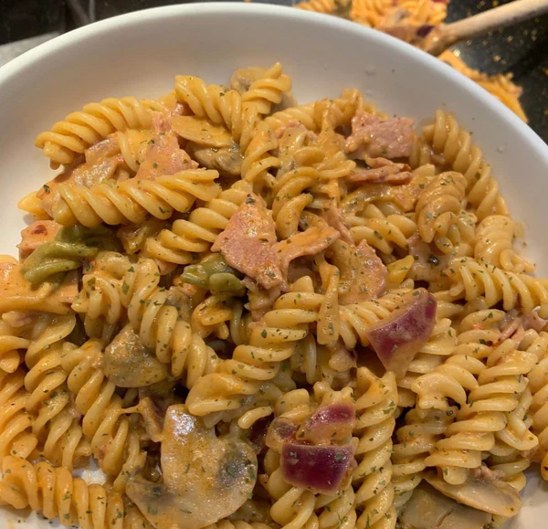Creamy red pesto pasta