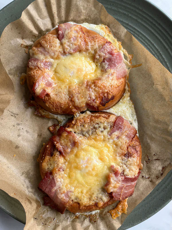 Cheesy bacon & egg bagel