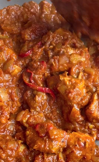 Garlic chilli chicken curry