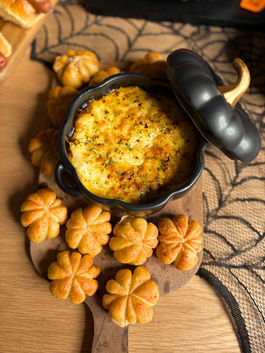 Lasagne devil's dip & pumpkin dough balls
