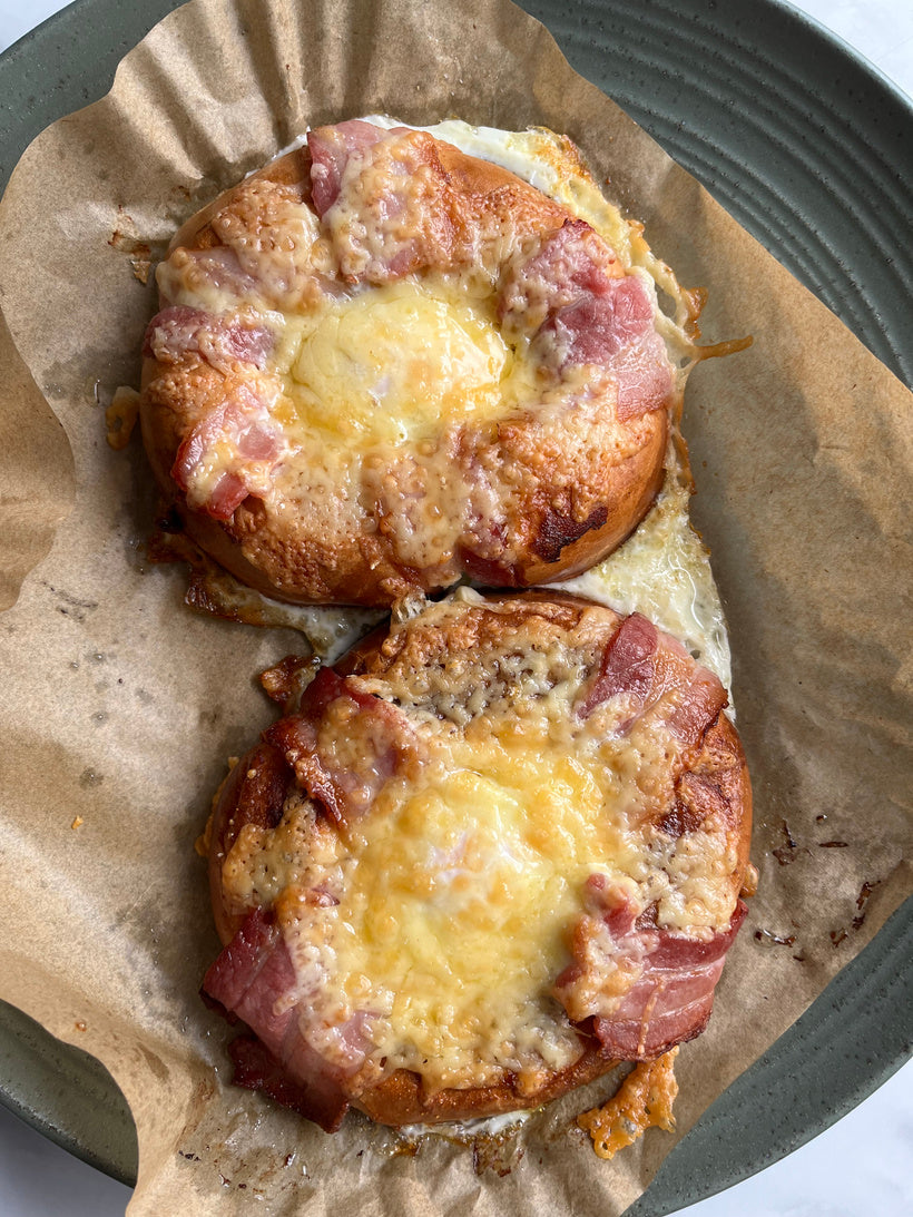 Cheesy bacon & egg bagel